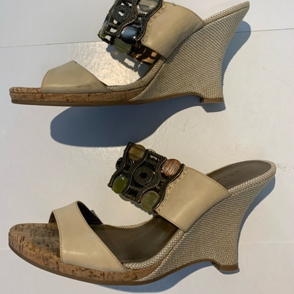 SALE! 𝅺UNISA Beaded Leather Sandals Heels Beige 10.5M - Picture 1 of 9